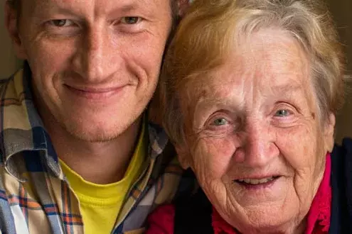 Sohn und Mutter lächeln in Verbundenheit